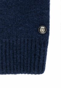 Marineblauer gestrickter Pullover mit Rippensaum, ausgestattet mit einem runden schwarzen Knopf mit dekorativem Emblem. Weicher Stoff, warmes Material.