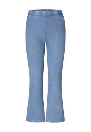 Lyseblå højtaljede flare-jeans med elastisk talje og lille logo patch nær det højre hofte på hvid baggrund.