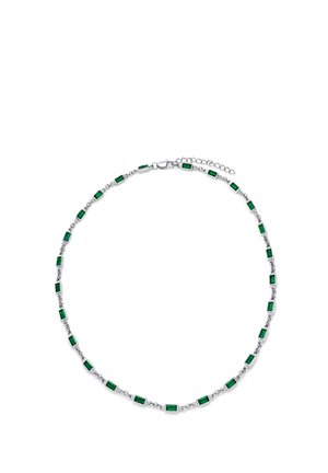 Sølvkjede med jevnt fordelte rektangulære grønne edelstener og en hummerlåskrok med en justerbar forlengelseskjede.