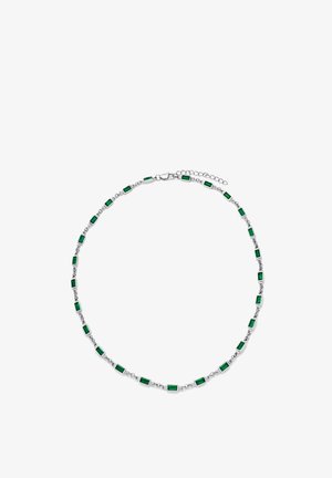 Silberne Halskette mit gleichmäßig verteilten rechteckigen grünen Edelsteinen und einem Karabinerverschluss mit verstellbarem Verlängerungskettchen.