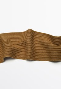 Stickad tyg i en varm brun färg har horisontell ribbad textur. Materialet framstår som mjukt och flexibelt, med en vågig form.