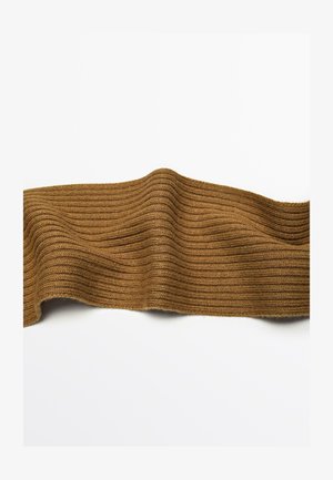 Brązowa dzianina prążkowana złożona i ułożona na białej powierzchni, ukazująca teksturę i miękkie włókna.