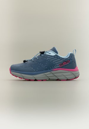 Scarpa da ginnastica blu e rosa con tomaia in mesh fantasia, suola spessa grigia, lacci elastici e logo CMP sul lato.