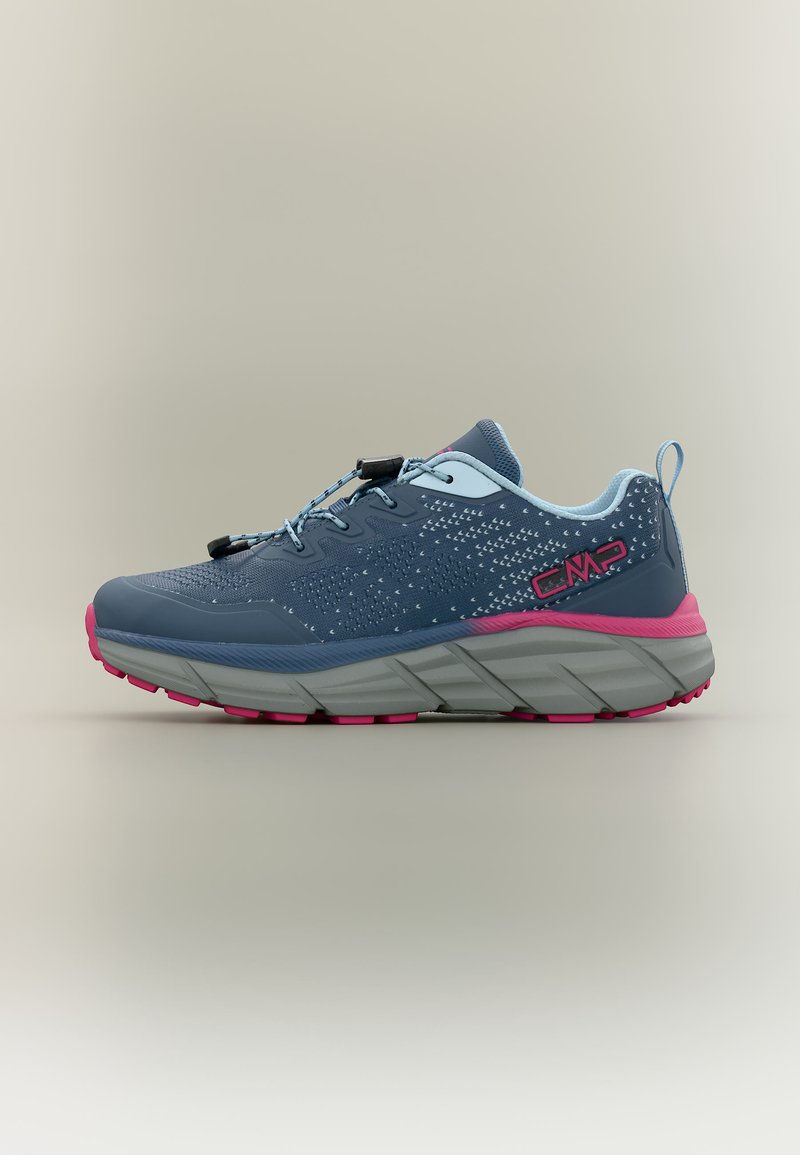 Μπλε και ροζ αθλητικό παπούτσι με ανώτερο τμήμα από σχεδιασμένο διχτυωτό υλικό, παχύ γκρι πέλμα, ελαστικά κορδόνια και λογότυπο CMP στο πλάι.