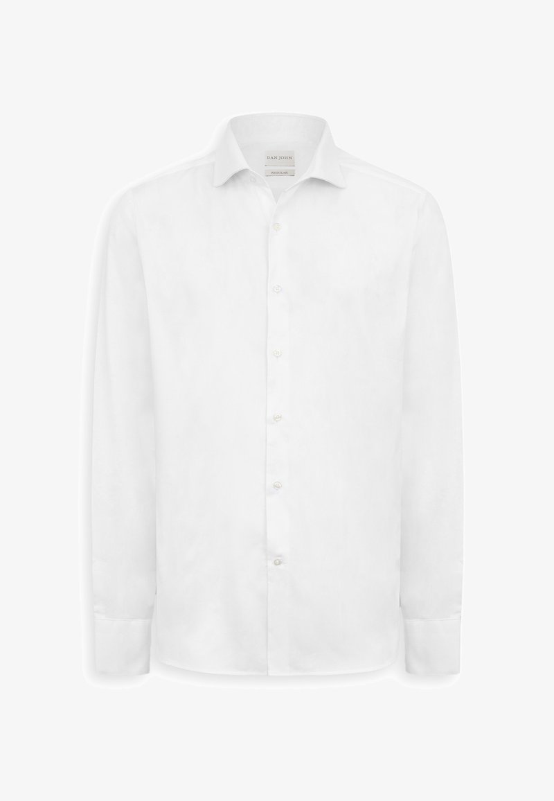Camisa de vestir blanca de hombre con manga larga, cuello clásico y abotonada en la parte delantera, con la etiqueta "Dan John Regular" en el interior del cuello.