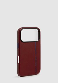 Bordeauxkleurige lederen telefoonsleeve met een zwart frame, blauwe accentlijn en uitsparingen voor knoppen. Soepele textuur, nauwsluitend ontwerp voor apparaatbescherming.