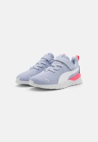 Baskets de sport bleu clair en matériau respirant, avec un panneau latéral blanc, un accent de talon rose et une sangle réglable pour un ajustement sécurisé.