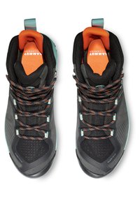 Schwarze Wanderschuhe mit Mesh-Einsätzen und orangefarbenen Akzenten. Zu den Merkmalen gehören strapazierfähige Schnürsenkel, ein gepolsterter Schaft und eine strukturierte Gummisohle.