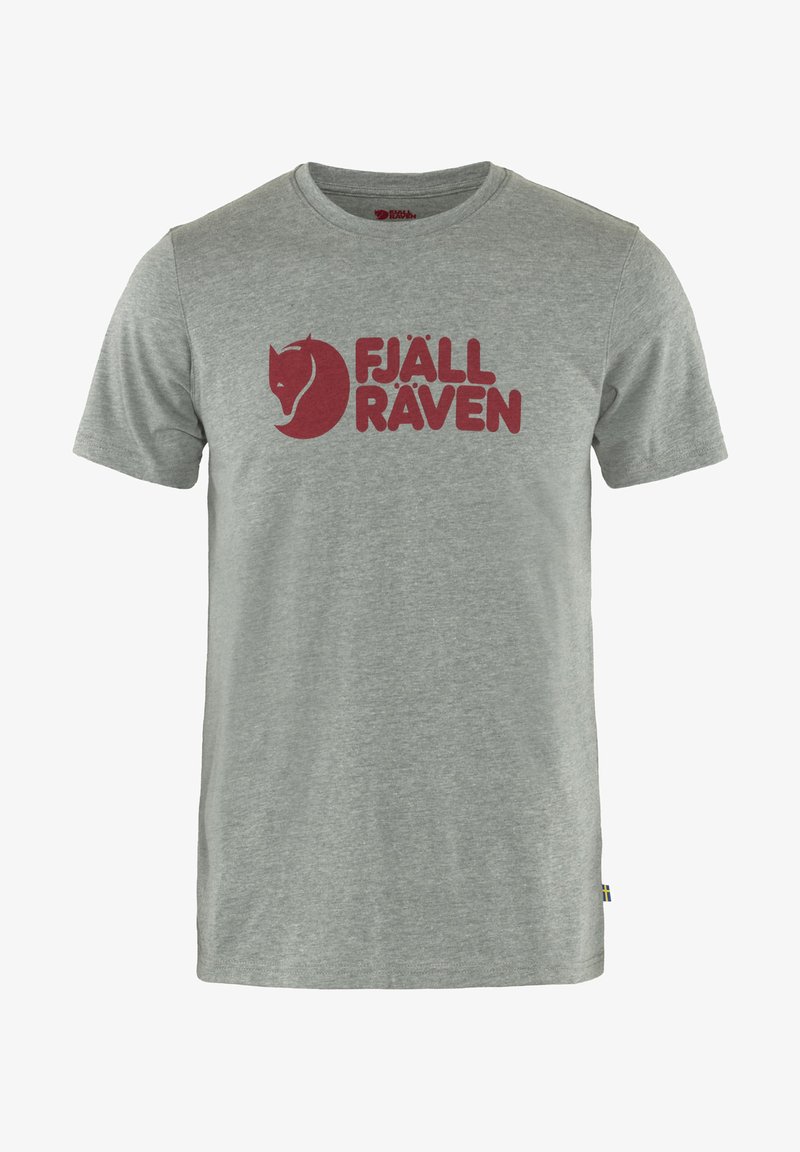 Camiseta gris de manga corta con un logo rojo de "FJÄLL RÄVEN" que presenta un diseño estilizado de la cabeza de un zorro. Cuello redondo estándar, tejido ligero.