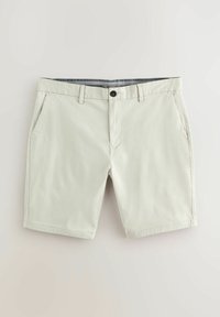 Pantalones cortos de color gris claro hechos de una mezcla de algodón, con dos bolsillos frontales, cierre de botón y una textura sutil.