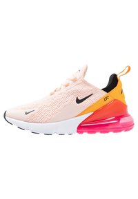 Světlé růžové síťované tenisky mají výraznou vzduchovou podložku v patě v růžové a oranžové barvě, černé akcenty a texturovaný povrch pro lepší přilnavost.