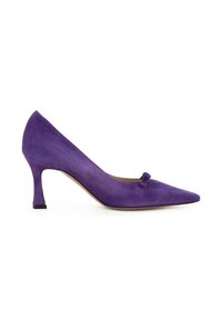 Décolleté in suede viola con punta appuntita e piccolo dettaglio a fiocco decorativo vicino alla tomaia. Presenta un tacco slanciato e una superficie texture.