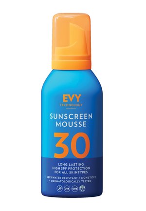Een blauwe spreidfles met het label "EVY Technology Zonnebrand Mousse 30" met een oranje dop, die waterbestendigheid en bescherming tegen een breed scala aan stralen aangeeft.