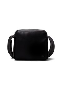 Czarna skórzana torebka na ramię o gładkiej teksturze, prostokątnym kształcie, z górnymi uchwytami i delikatnym logo wytłoczonym z przodu. Zamykanie na srebrny zamek.