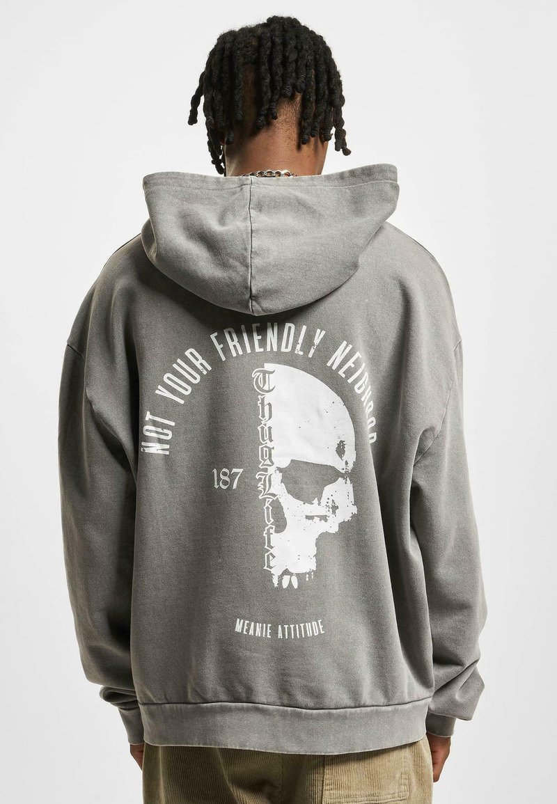 Felpa con cappuccio in cotone grigia, caratterizzata da una grande grafica di teschio bianco, testo e cappuccio con coulisse. Presenta una vestibilità comoda e orli e polsini a costine.