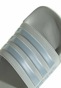 adidas Originals Baseina iešļūcenes - gris