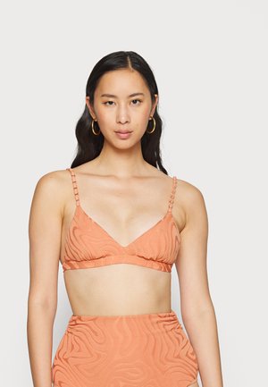 Top de bikini na cor pêssego com padrão texturizado em ondas, alças finas ajustáveis e decote em V. Combinado com parte de baixo de cintura alta a condizer.