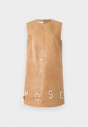 Hihaton vaaleanruskea nahkamekko, jossa suora leikkaus, vetoketju takana ja valkoiset köysikirjaimet, jotka muodostavat sanan "MOSC" helmassa.