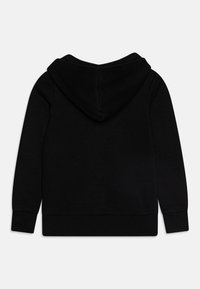 Felpa con cappuccio nera realizzata in un tessuto morbido, con maniche lunghe, polsini a costine e una scollatura ampia sulla schiena. Nessun dettaglio di design visibile nella parte anteriore.