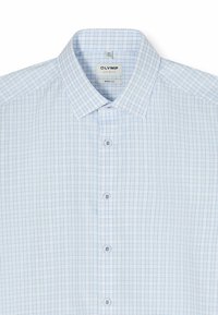 Chemise habillée homme bleu clair avec un motif à fines carreaux bleu marine, col classique et quatre boutons visibles sur la patte de boutonnage avant.
