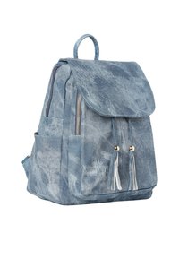 Džínový batoh v světle modré barvě s texturovaným povrchem, klopovým uzávěrem, bočními kapsami a dekorativními třásněmi s kovovými akcenty.