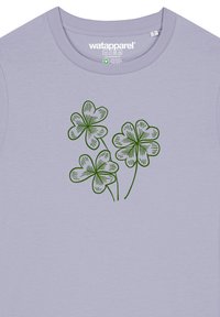 Licht lila katoen t-shirt met een groene klaverafbeelding met vier bladeren, gedetailleerde lijnwerk, en een ronde hals.