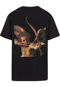 Juodas marškinėliai su winged cherubo, laikomo lanką ir strėlę, grafika, papildyta grafiti stiliaus tekstu. Pagaminti iš medvilnės.