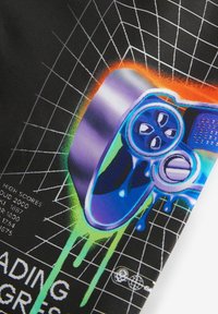 Grafikdesign mit einem stilisierten Gaming-Controller in Lila und Blau, mit leuchtend grünen Tropfen vor einem schwarzen Gitter-Hintergrund.