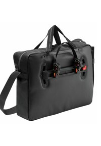 Schwarze Sporttasche aus strapazierfähigem Material. Verfügt über Oberhandgriffe, einen verstellbaren Schultergurt und Hardware-Details mit roten und schwarzen Akzenten.
