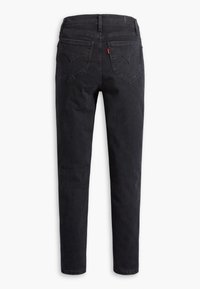 Svarte denimbukser med rett snitt, to baklommer med buet sømdesign, og et rødt logomerke på den høyre lommen.