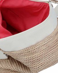 Bolso de paja tejido con una parte superior de lienzo blanco, que incluye un forro interior de color rosa brillante y un cierre de cremallera. Incluye un pequeño bolsillo interior.
