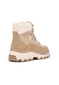 Bottes de randonnée beiges avec un col en fausse fourrure blanche douillette. Elles sont dotées d'une semelle épaisse et d'accents en métal pour les lacets.