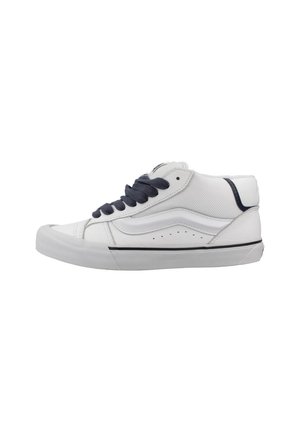 Baskets montantes en cuir blanc et mesh avec des lacets navy. Présentent un dessus texturé, un embout rond, une bande noire sur la semelle et des trous de ventilation.