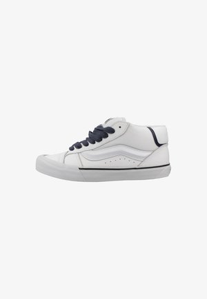 Baskets montantes en cuir blanc et mesh avec des lacets navy. Présentent un dessus texturé, un embout rond, une bande noire sur la semelle et des trous de ventilation.