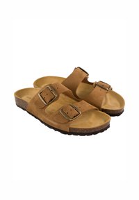 Sandalias de ante marrón con dos correas ajustables que cuentan con hebillas de metal, plantilla contorneada y suela de goma texturizada.