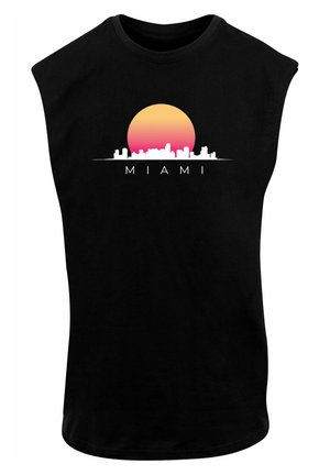 Maglietta nera senza maniche con un grafico di un tramonto, con un sole arancione che sfuma nel rosa e una silhouette bianca dello skyline. Testo "MIAMI" sotto.