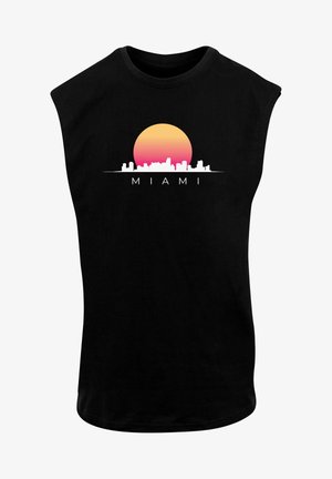 Mustamata särg, millel on päikeseloojanguga graafika, kus oranžist roosa päike ja valge siluett horisondi kohal. All on tekst "MIAMI".