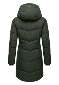 Abrigo acolchado verde con capucha, que presenta una tela texturizada, un patrón de acolchado en forma de chevrón y un dobladillo ajustable, adecuado para clima frío.