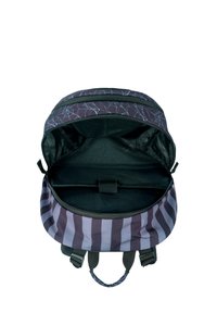 Černý a fialový pruhovaný batoh s designem pavučiny, který má prostorný otevřený interiér s polstrovanou částí a zipovým uzávěrem.