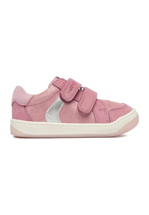 Różowy dziecięcy sneaker ze srebrnym bocznym detalem, dwoma paskami na rzepy, białą podeszwą i nazwą marki na górnym pasku, pokazany z profilu.