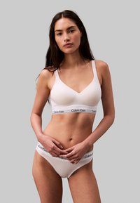 Witte katoenen bralette met een V-hals en brede banden, met een logo band. Gecombineerd met bijpassende witte katoenen slips met een logo tailleband.
