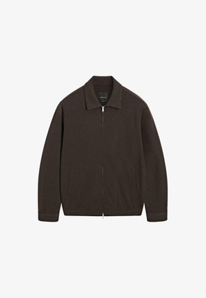Dunkelbraune Zip-Jacke mit Kragen, langen Ärmeln, zwei seitlichen Taschen und geradem Saum, auf einem weißen Hintergrund präsentiert.