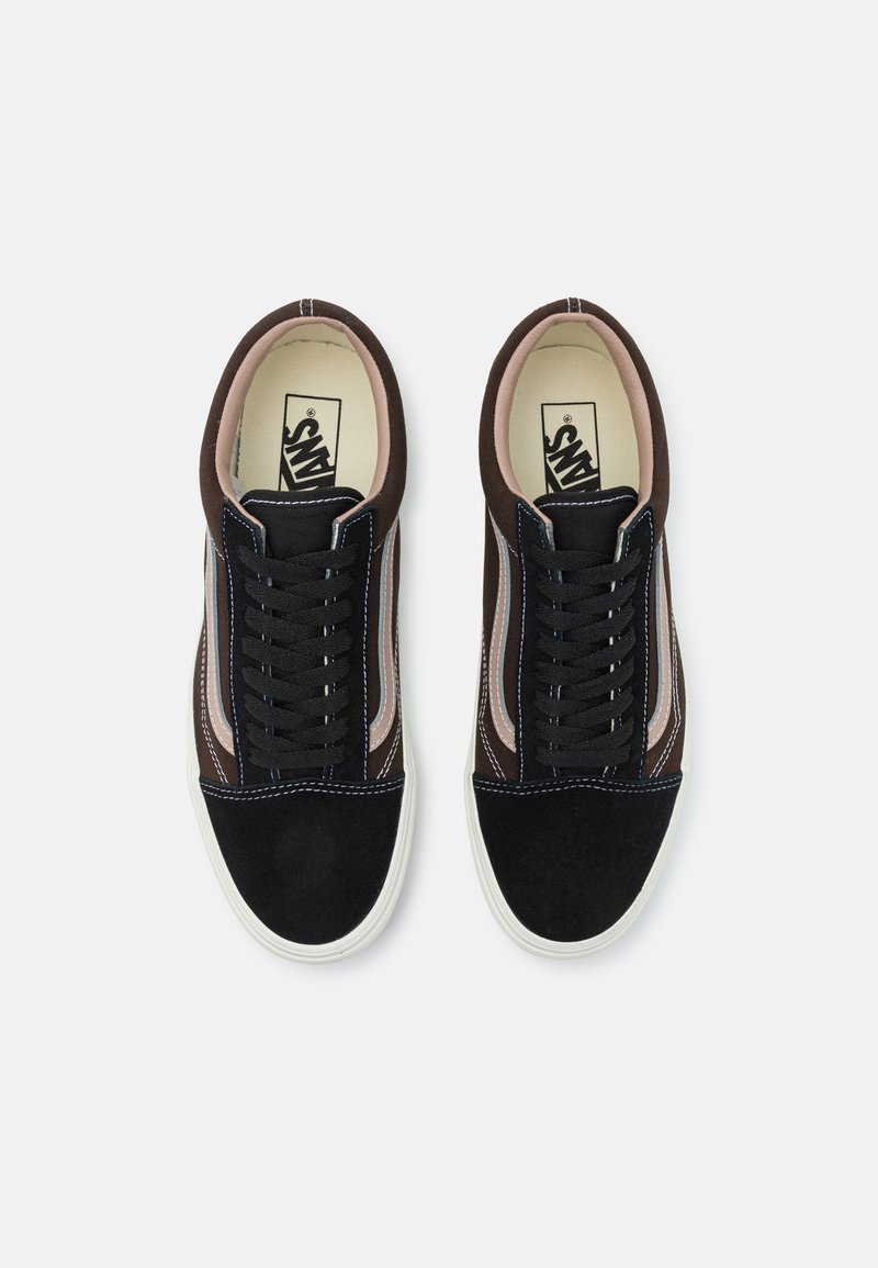 Braune und schwarze Wildledersneaker mit schwarzen Schnürsenkeln, weißer Gummisohle, seitlichen Streifen und einem Innenetikett mit Logo.