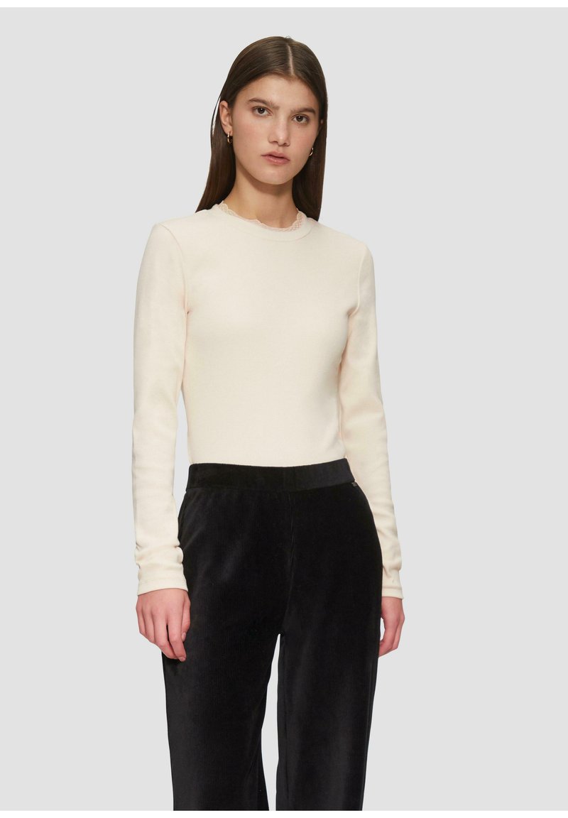 QS SCHMALES MIT DETAIL AM AUSSCHNITT - Longsleeve - beige