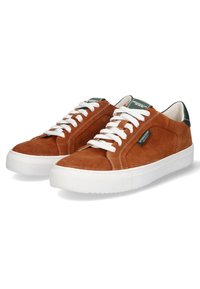 Braune Wildledersneaker mit weißen Schnürsenkeln, flachen Gummisohlen, grünen Akzenten an der Ferse und detaillierter Naht entlang der Seiten.