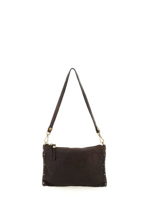 Borsa a tracolla in pelle marrone scuro con borchie dorate ai lati, chiusura con zip e tracolla regolabile con dettagli in metallo color oro.