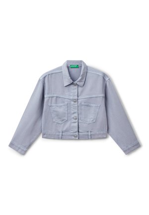 Veste en denim bleu clair coupée avec des manches longues, fermeture à boutons, deux poches poitrine et accents de couture subtils. Texture douce.