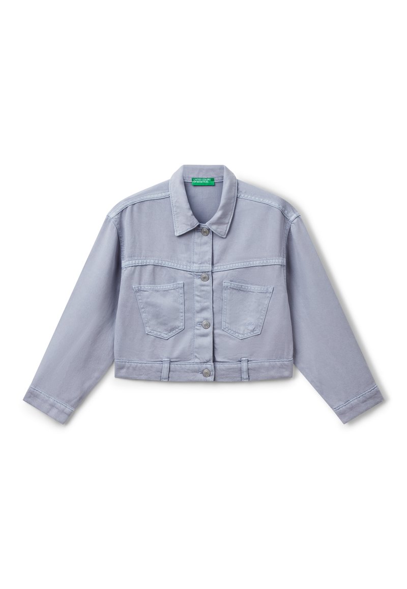 Giacca di jeans cropped in un blu chiaro, con maniche lunghe, chiusura con bottoni, due tasche sul petto e sottili dettagli di cucitura. Tessuto morbido.