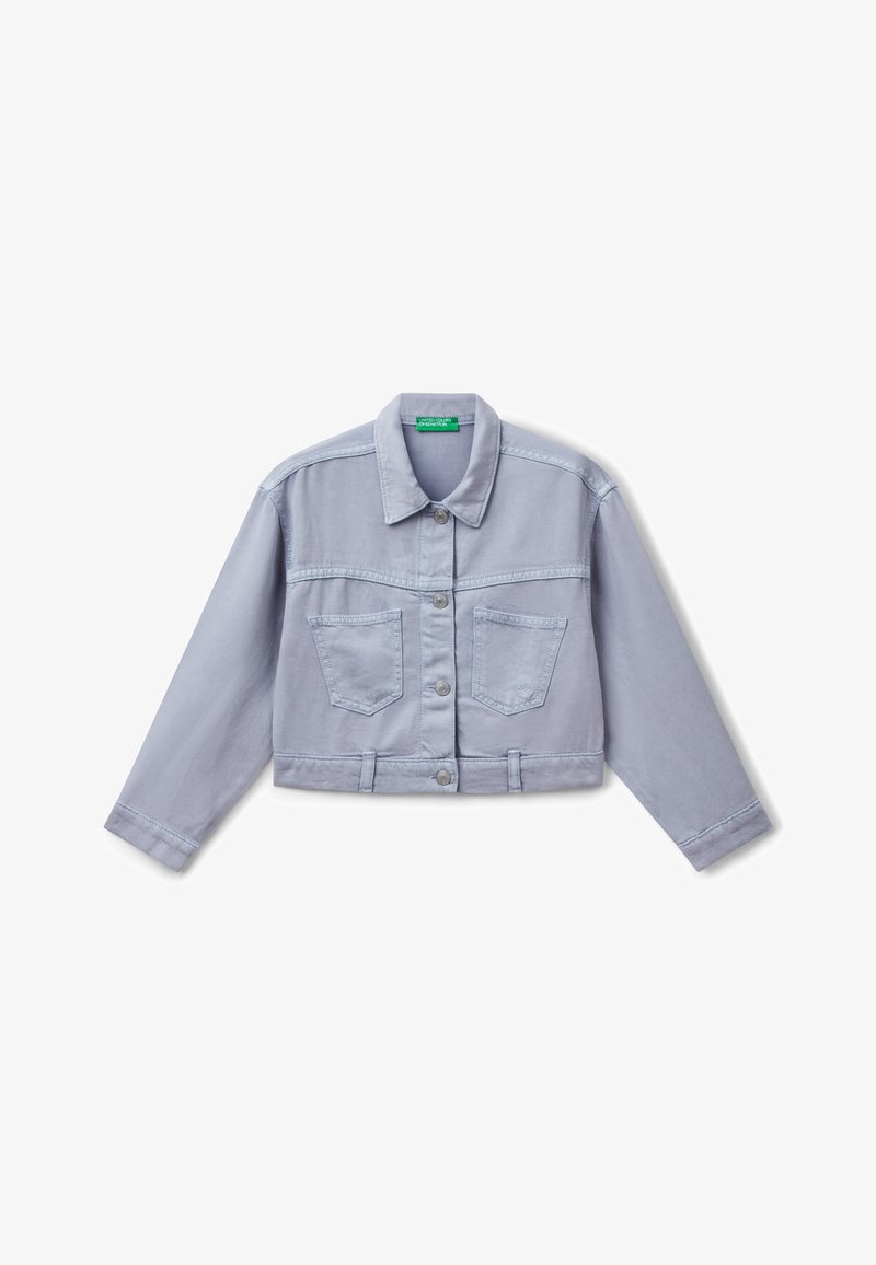 Veste en denim bleu clair coupée avec des manches longues, fermeture à boutons, deux poches poitrine et accents de couture subtils. Texture douce.