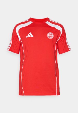 Rød kortærmet trøje lavet af letv�ægtsstof, med hvide detaljer, rund hals og FC Bayern München-logo på forsiden.